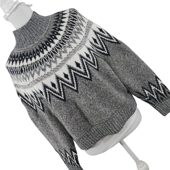 OLD NAVY! BLACK, GRAY & WHITE CLASSIC SNOWFLAKE SWISS SKI SWEATER! SZ M - Picture 1 of 8